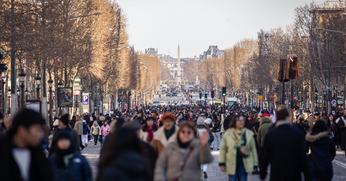 Franta nu va grabi planul de a mentine magazinele deschise de Ziua Muncii