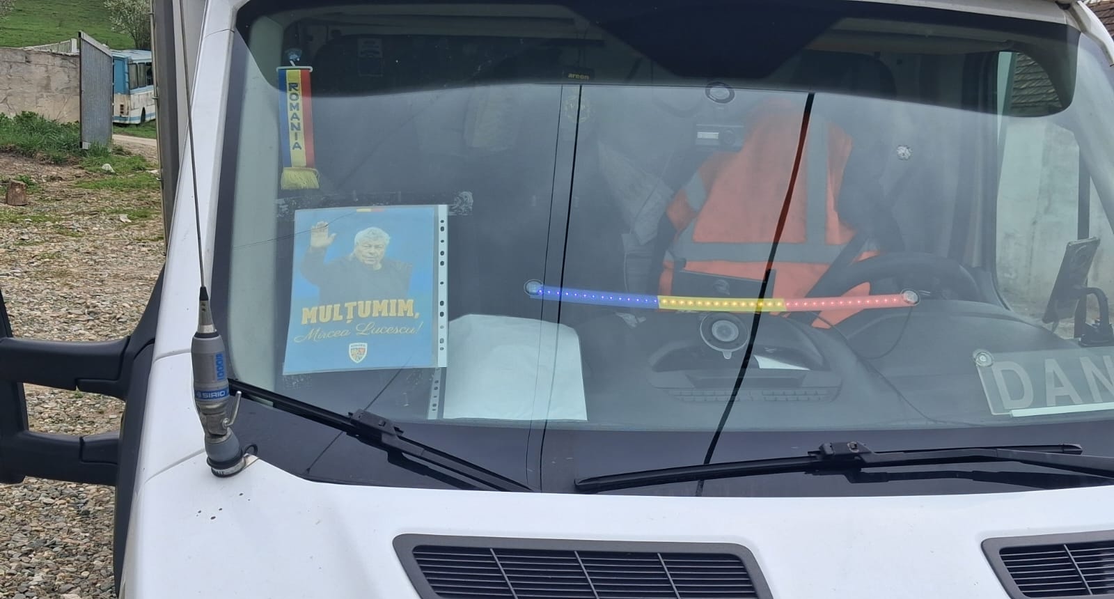 Gest emotionant in traficul din Cluj Clujenii l au purtat pe Mircea Lucescu prin oras Autocolante cu Maestrul lipite pe masini dupa disparitia sa
