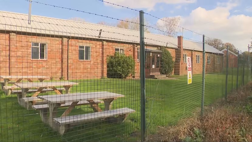 Guvernul britanic muta 10000 de migranti din hoteluri in comunitati