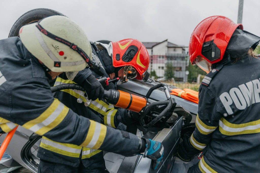 Haos pe drumurile jude telui Cluj in weekend O masina complet distrusa de flacari un motociclist spitalizat si doi raniti in urma unui accident nocturn in oras