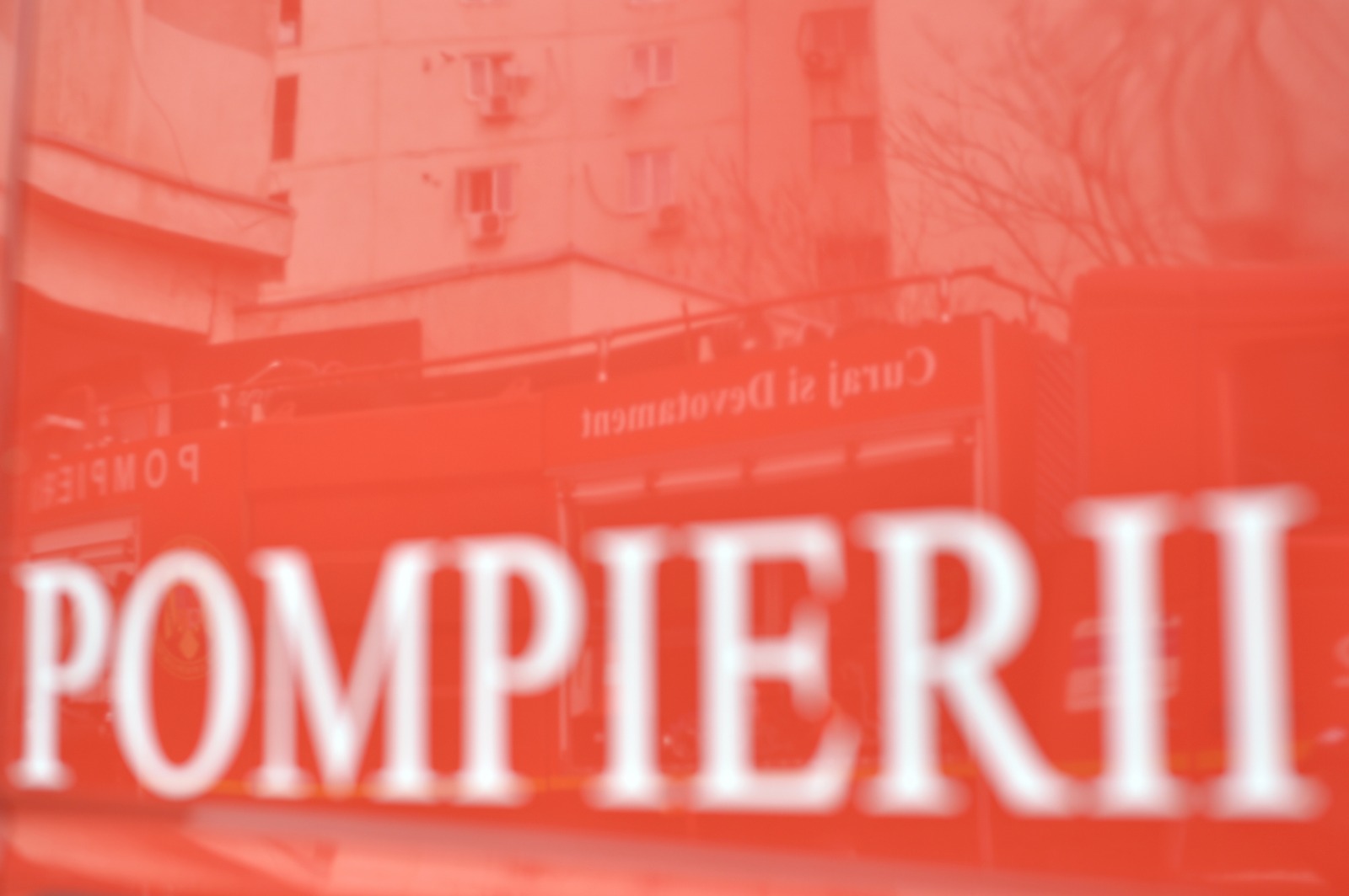 Incendiu in Capitala facada unei cladiri de pe strada Tache Ionescu arde in flacari