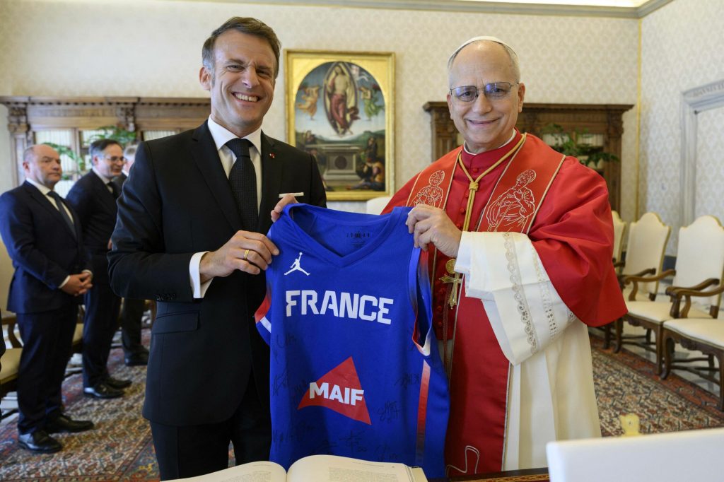 Macron si Papa Leon al XIV lea s au intalnit pentru prima data iar liderul francez i a oferit un tricou de baschet