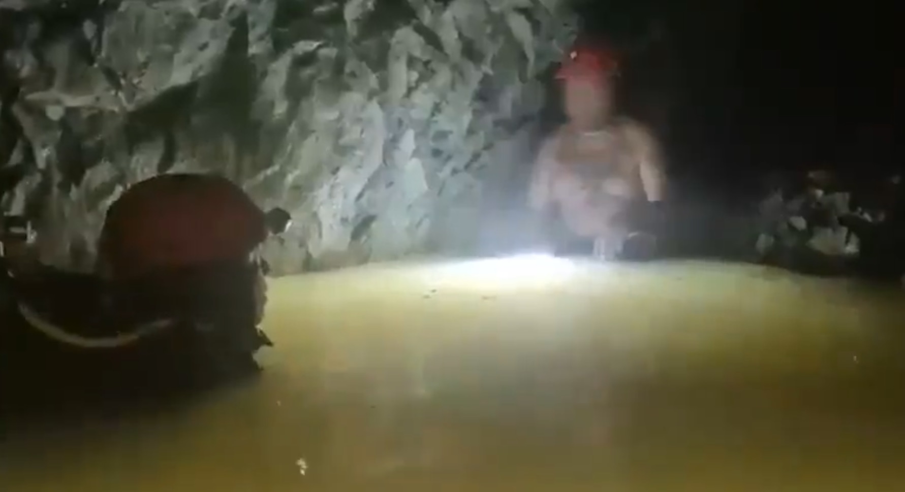 Miner salvat dupa 14 zile petrecute sub pamant in Mexic dupa prabusirea unei mine