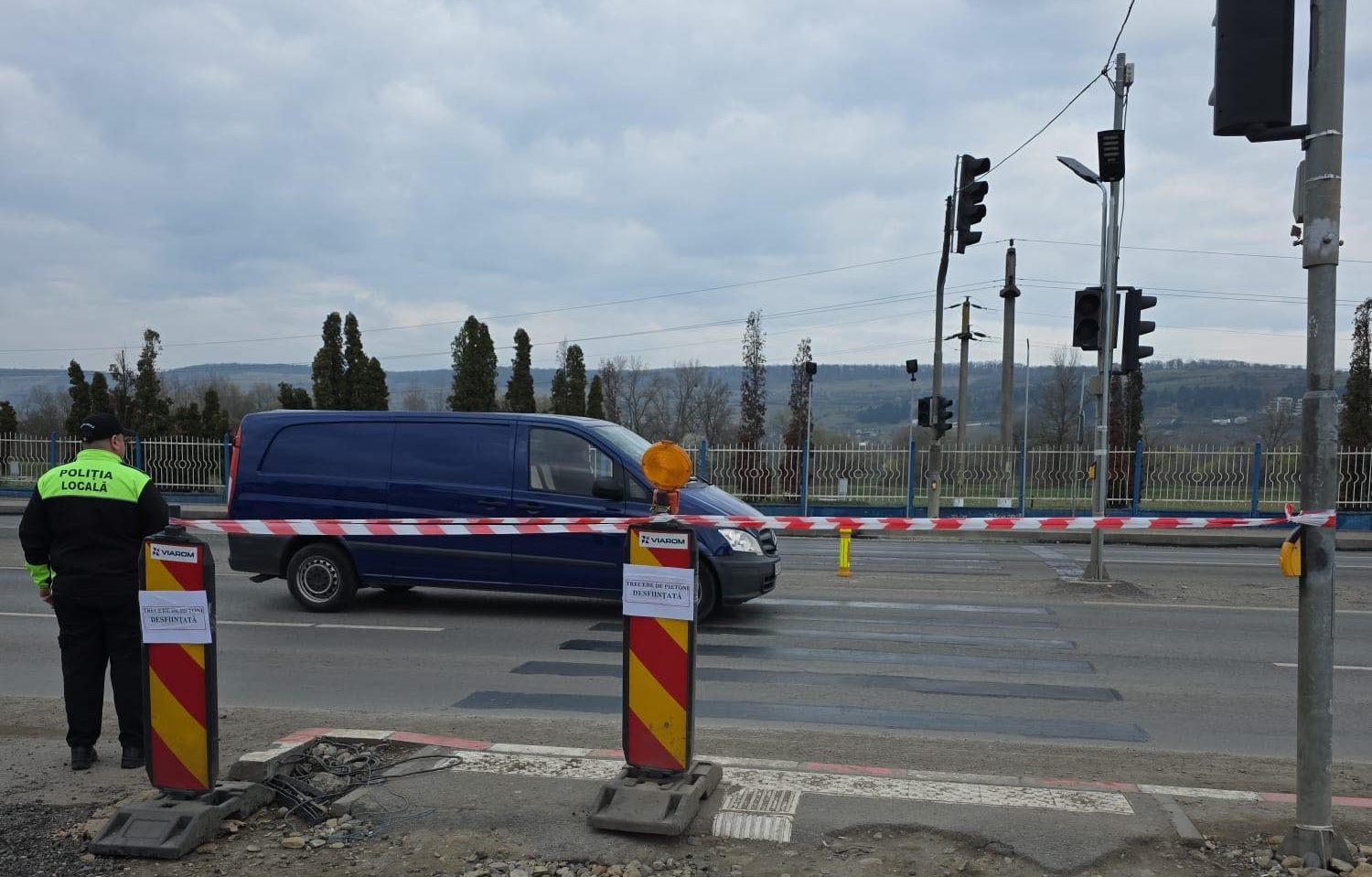 Modificare semnificativa in traficul din Cluj Trecerea de pietoni de la Metro Floresti a fost desfiintata iar soferii si pietonii trebuie sa se adapteze rapid