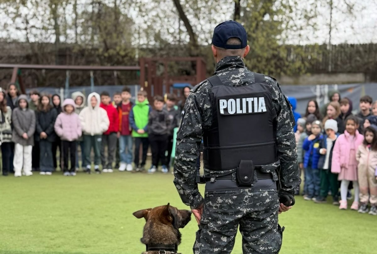 Moment special intr o scoala din Cluj Cei mici au invatat reguli esentiale de securitate de la policisti si echipele canine