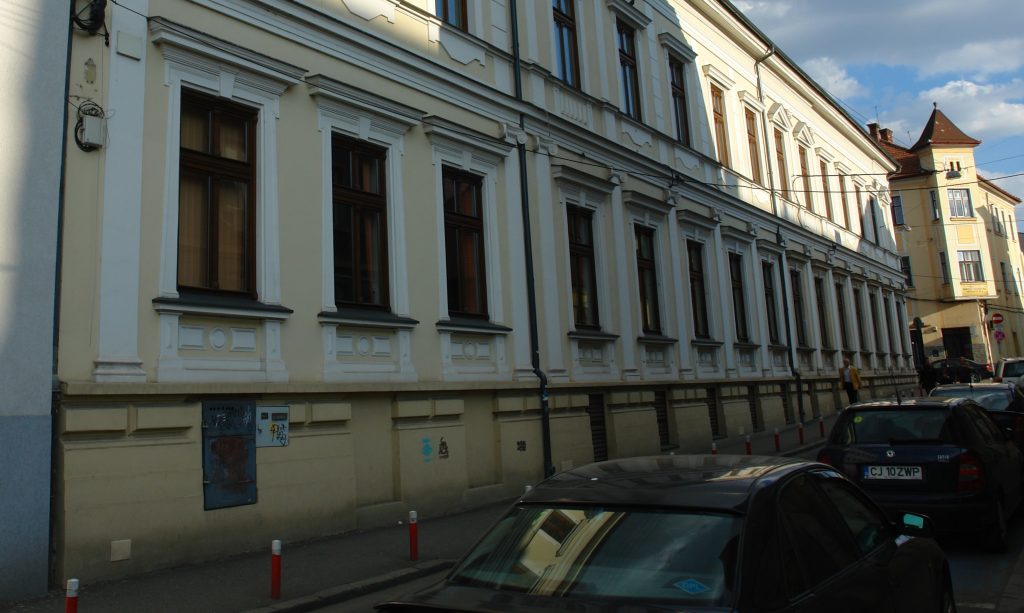 O mama cu carucior aproape lovita de o masina pe o strada din Cluj Napoca Noroc ca a oprit la timp
