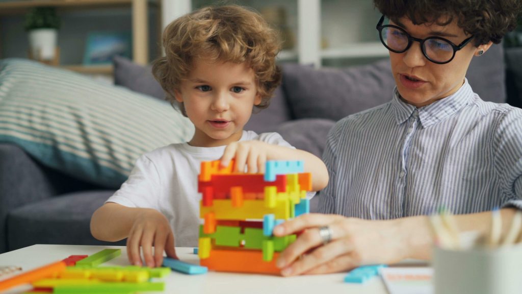 Parintii copiilor cu autism si sindrom Down vor primi suport din partea statului consiliere psihologica gratuita aprobata de Parlament
