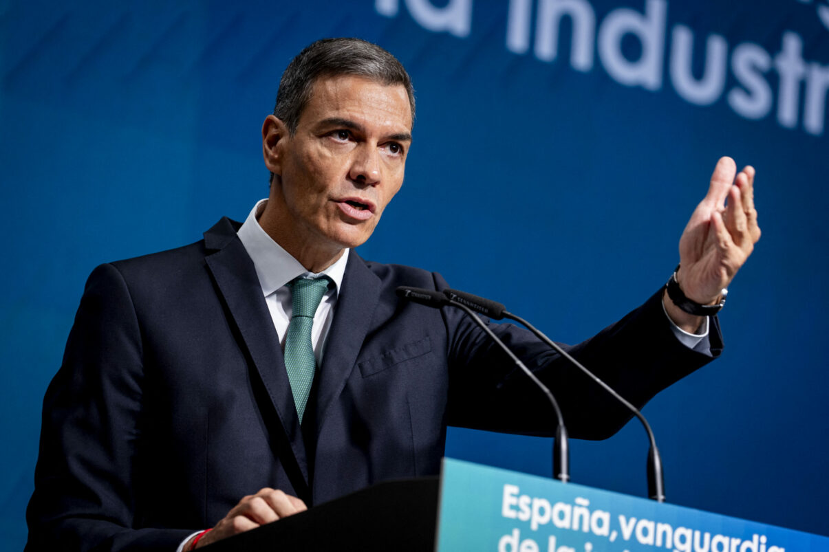 Partidul lui Pedro Sanchez castiga influenta datorita pozitiei anti razboi in timp ce sprijinul pentru extrema dreapta scade in sondaje
