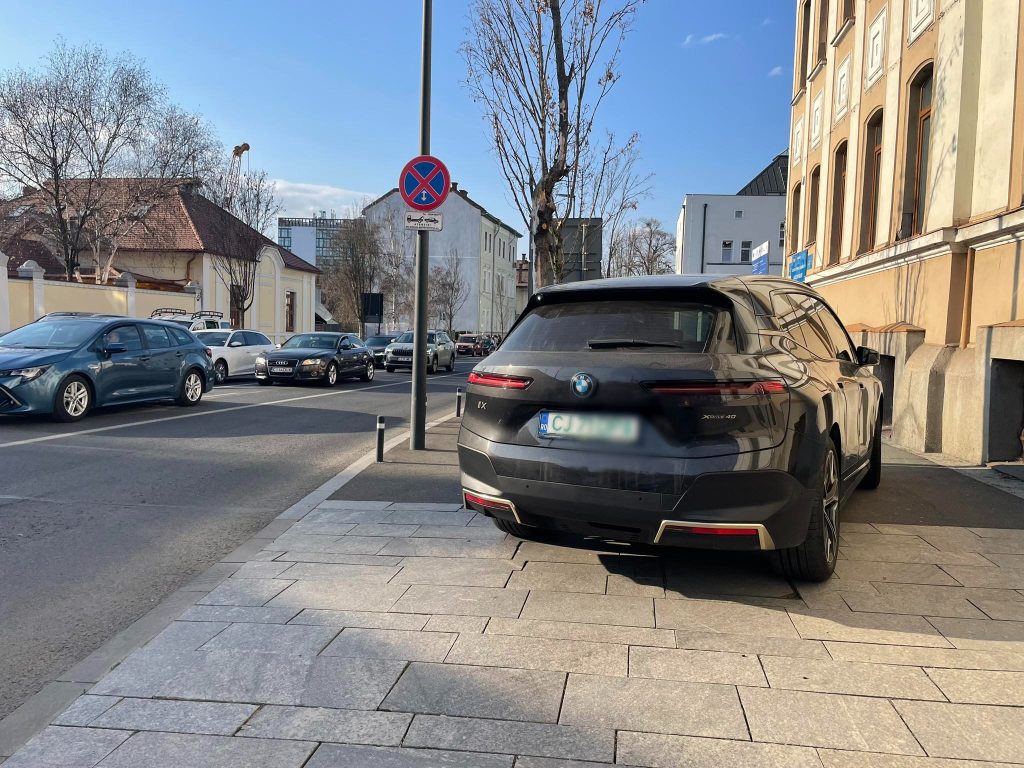 Performanta de nota 10 in nesimtire Un clujean cu BMW a ocupat trotuarul obligand pietonii sa circule pe sosea