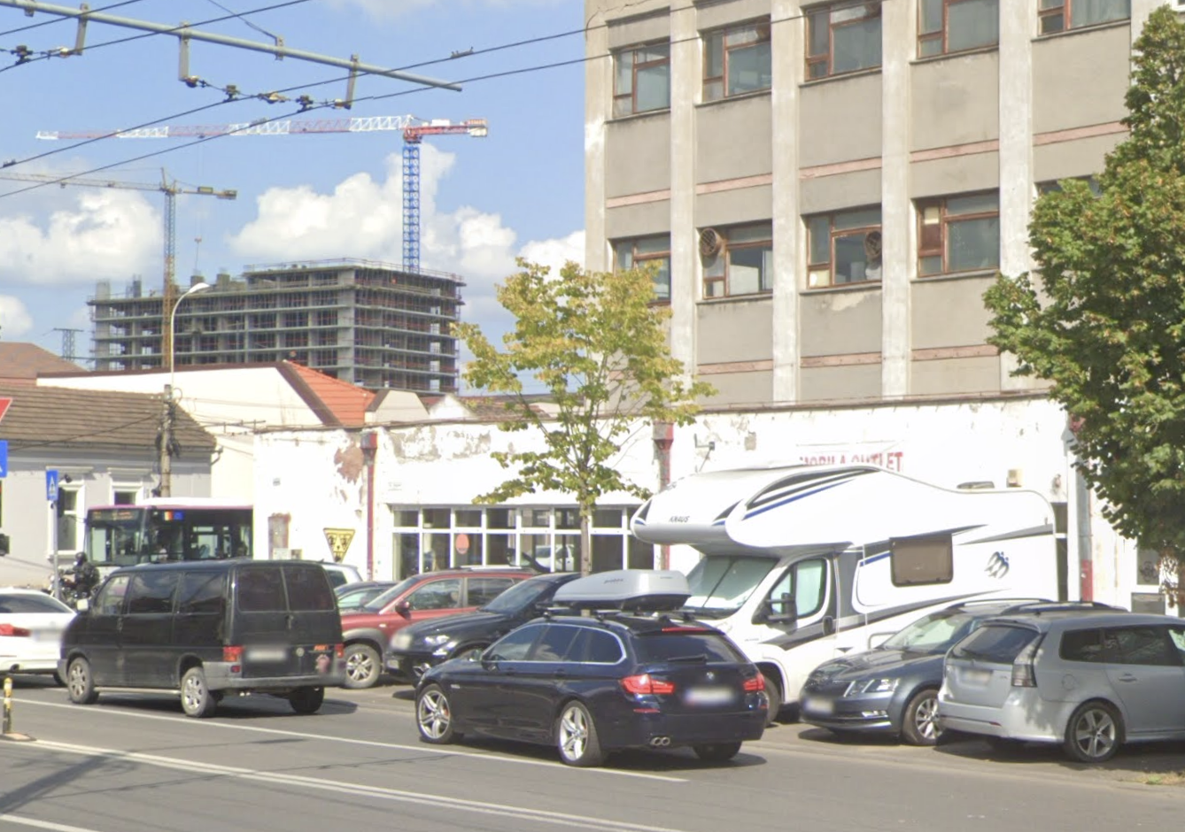 Pericol ocult in Cluj Masinile parcate ilegal pe trotuar blocheaza vizibilitatea intr o intersectie periculoasa fara nicio interventie