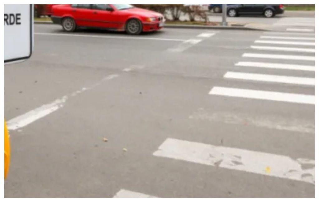 Pericol pe o strada din Cluj Napoca Pietonii traverseaza pe propriul risc Marcajul rutier este foarte deteriorat si aproape complet sters