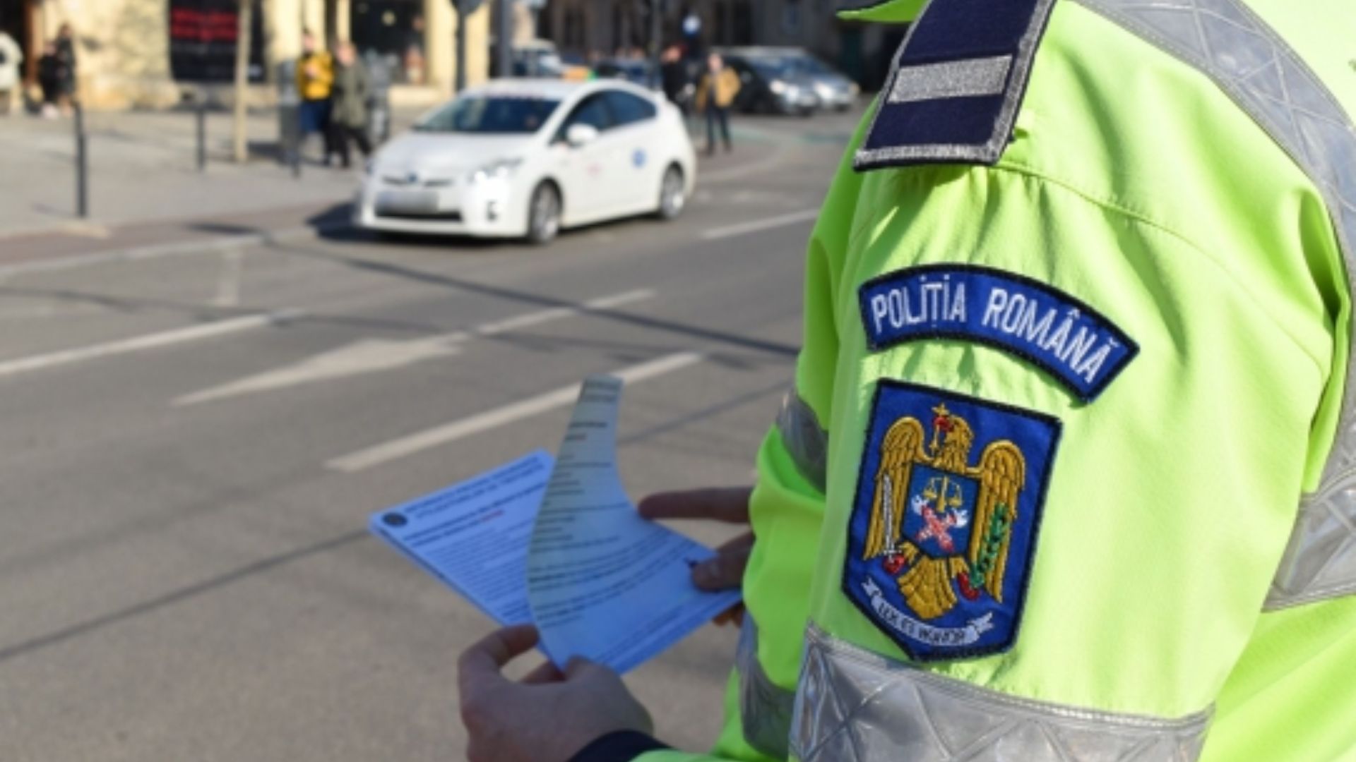 Politistii din Cluj patruleaza pe strazi inainte de Paste Capturati un sofer fara permis si un tractor fara numere in numai 30 de minute Alte zeci de amenzi au fost aplicate