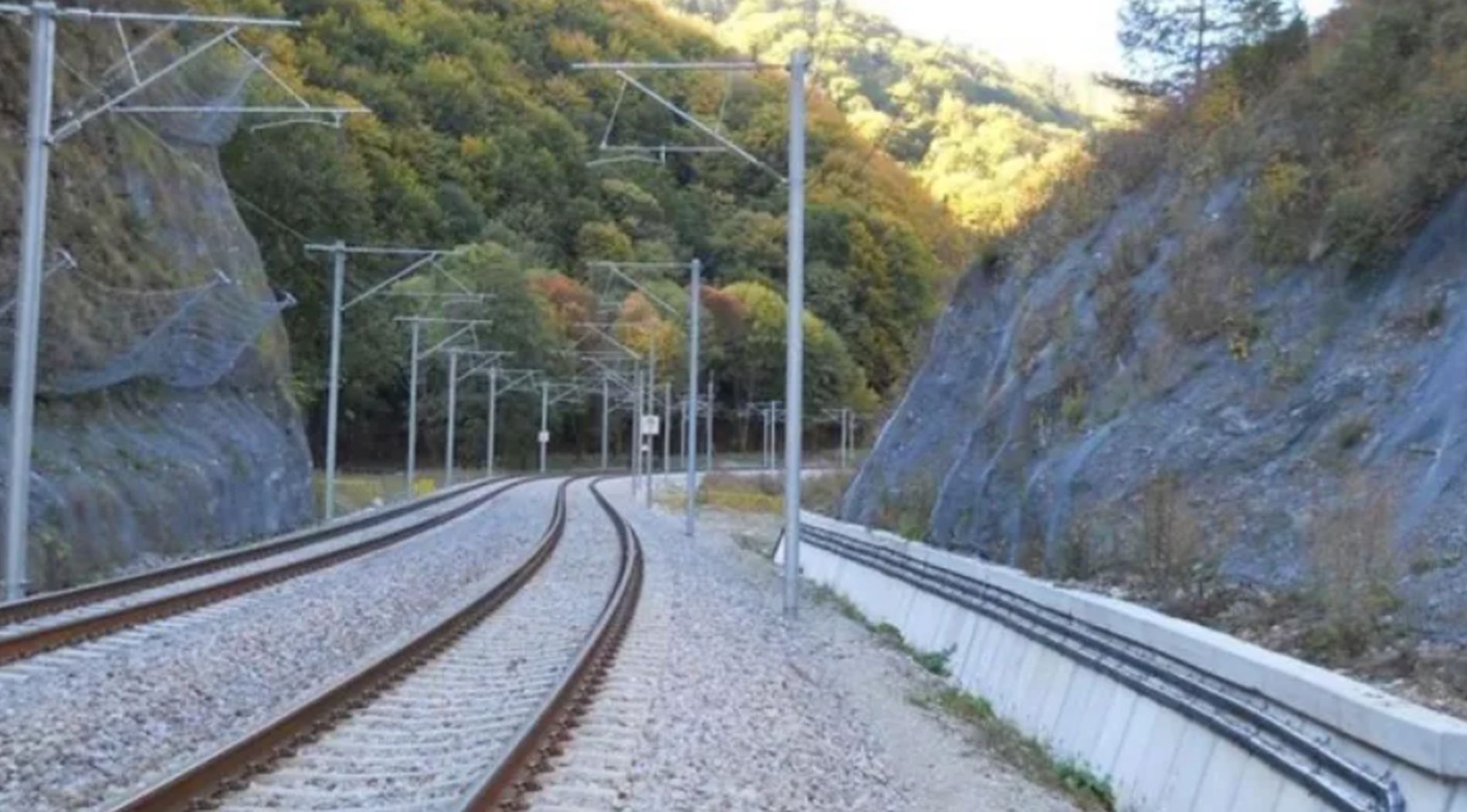 Progres de 14 kilometri pe ruta Cluj Oradea Trenurile revin pe o portiune Un nou pas in modernizarea strategica a caii ferate