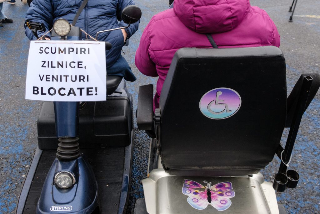 Protest al persoanelor cu dizabilitati in Piata Victoriei Ce solicita manifestantii