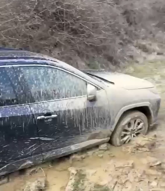 Salvati de jandarmi dupa ce aplicatia de navigatie i a dus pe un drum unde s au blocat in noroi