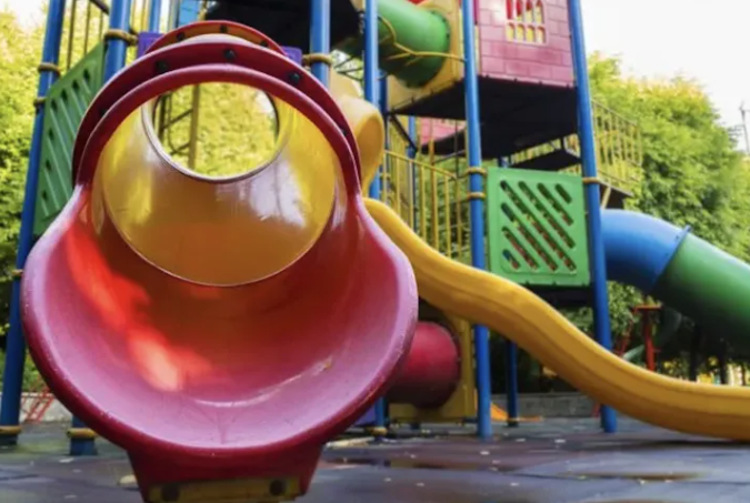 Scandal la Cluj Napoca Locul de joaca pentru copii din parc transformat in refugiu de persoanele fara adapost