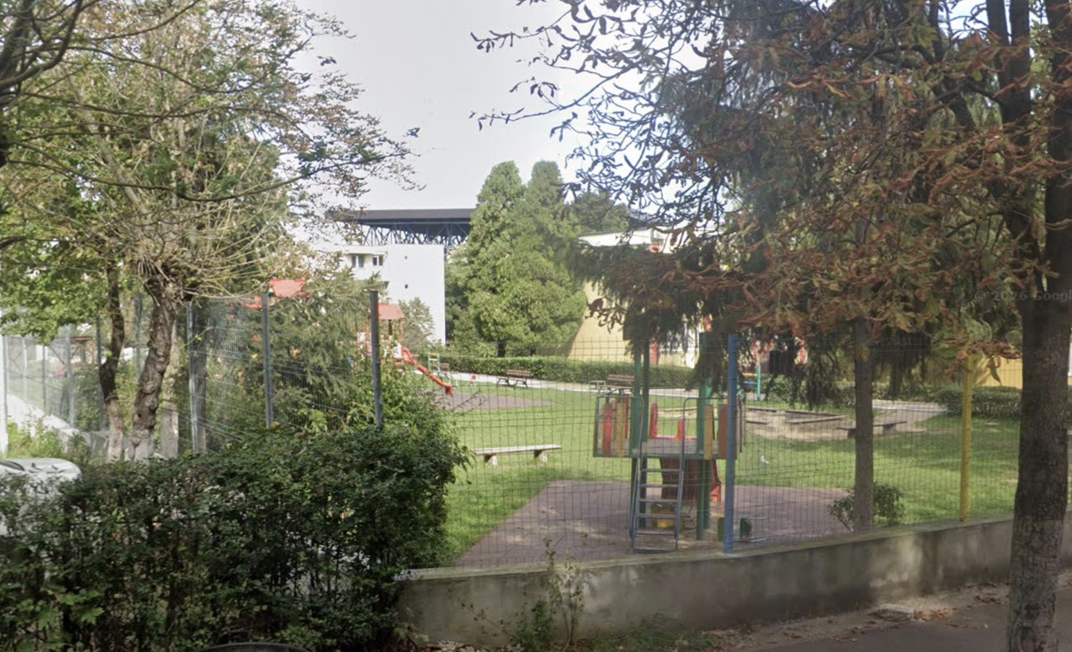 Scena socanta intr un parc din Cluj Persoanele fara adapost s au refugiat in tuburile de tobogan destinate copiilor