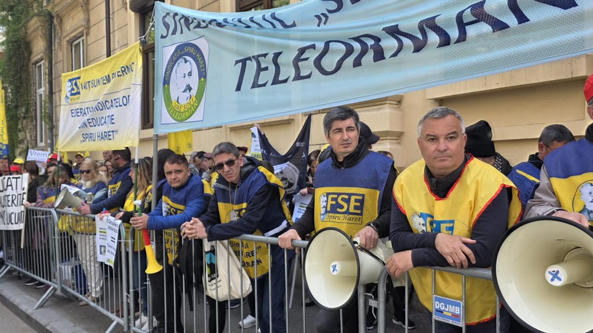 Sindicalistii din Educatie au protestat cu sirene si vuvuzele in fata Ministerului Nu ne faceti sa