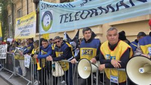 Sindicalistii din Educatie au protestat cu sirene si vuvuzele in fata Ministerului Nu ne fortati sa