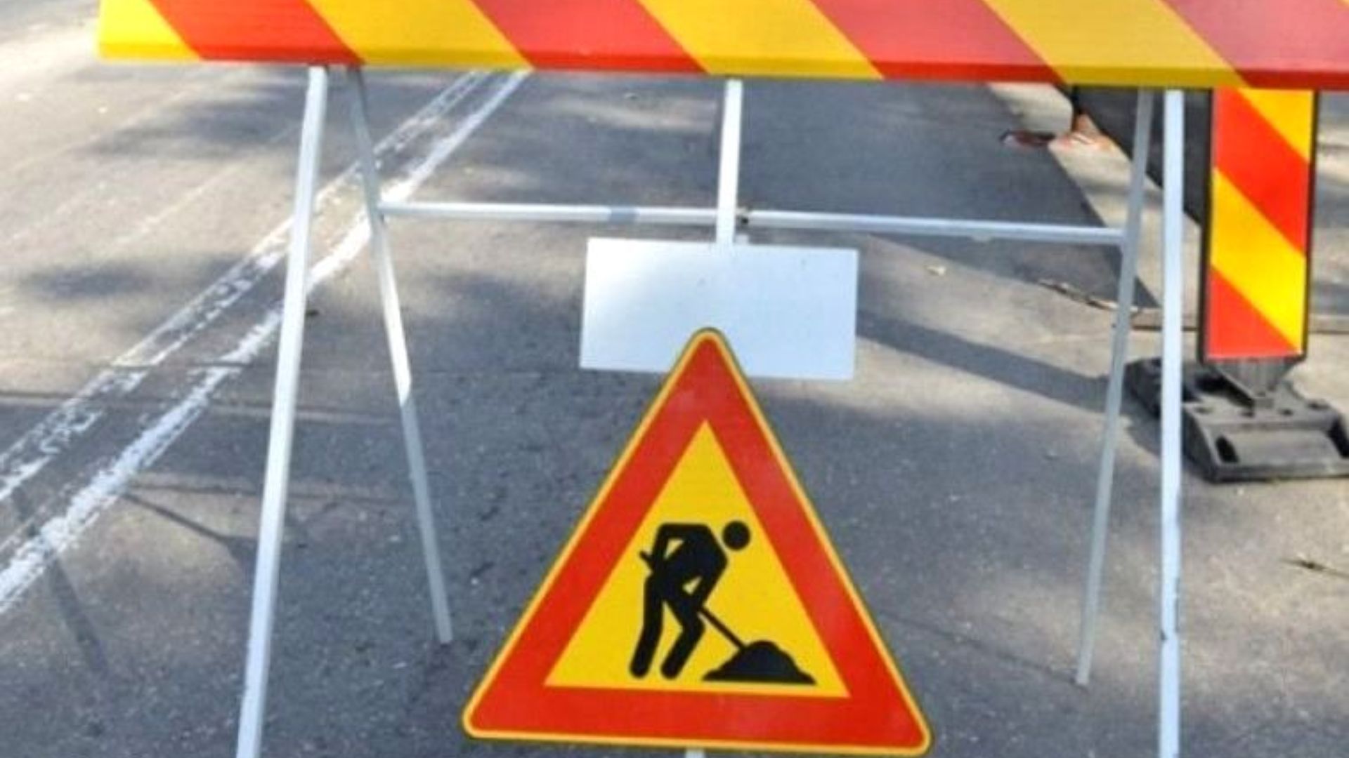 Strada inchisa complet in Floresti Cluj Traficul este blocat timp de mai multe ore din causa unei avarii la reteaua de apa Soferii trebuie sa isi schimbe traseele