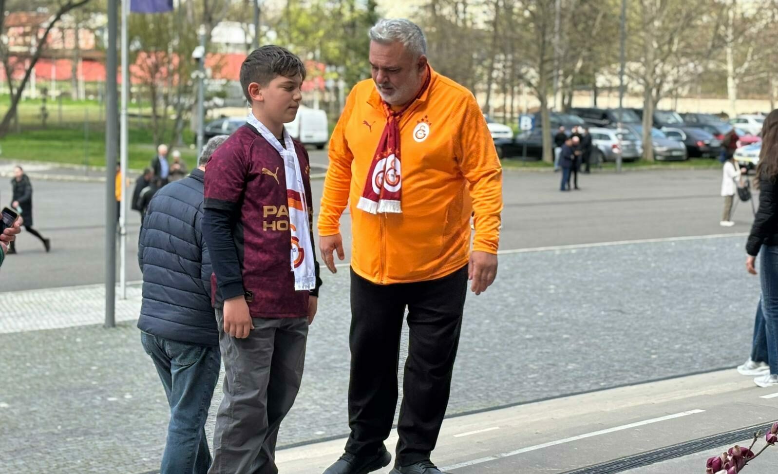 Suporter al Galatasaray din Turcia la funeraliile lui Mircea Lucescu Toate galeriile il apreciau