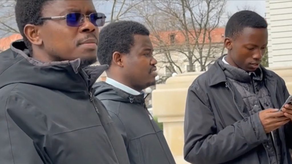 Tinerii parasesc Africa pentru a deveni preoti in Romania Studentii la teologie au celebrat Patele alaturi de fratii lor romani Hristos a inviat