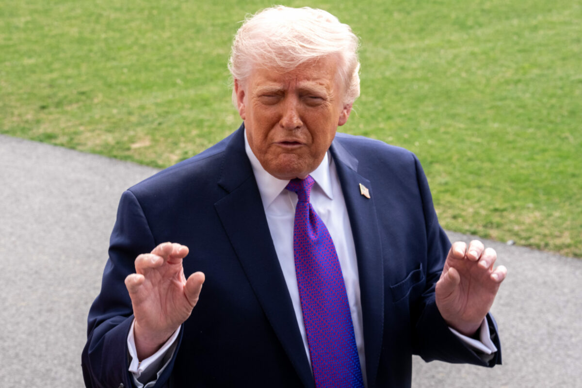 Trump avertizeaza China ca va aplica taxe vamale de 50 daca va oferi sprijin militar Iranului