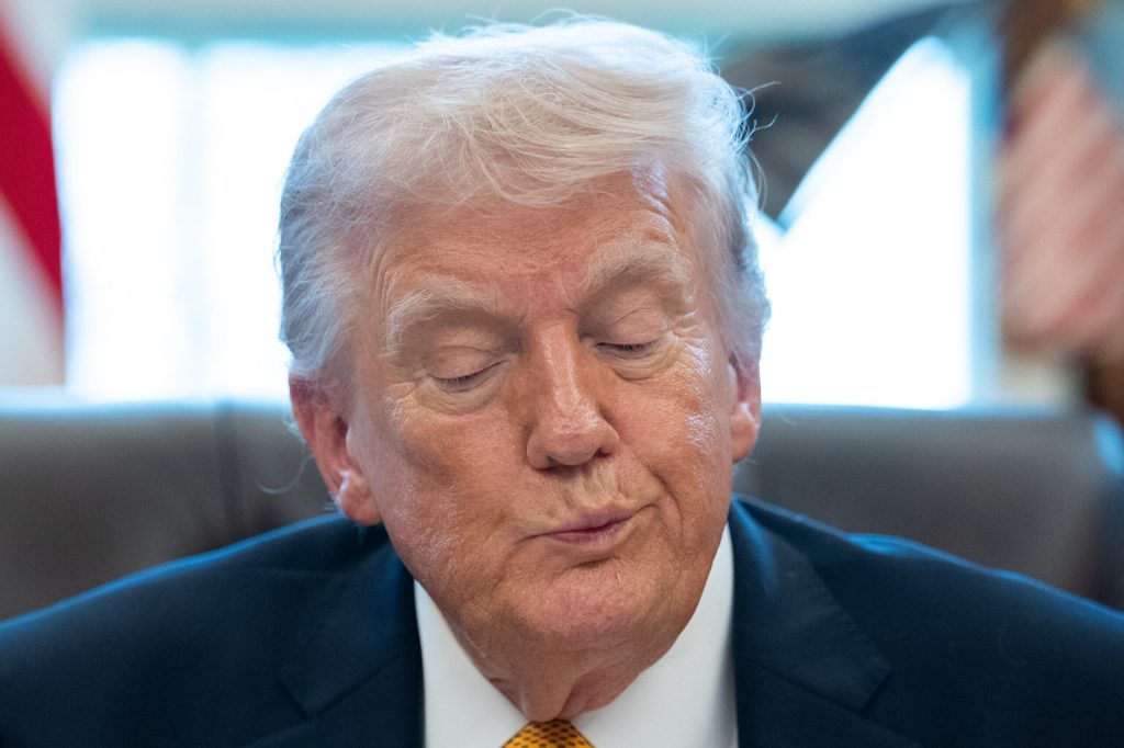 Trump sustine ca nu i pasa daca Iranul revine la negocierile de pace Marina SUA blocheaza Stramtoarea Ormuz