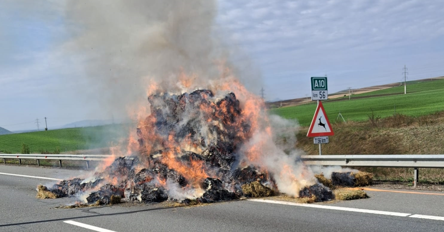 Un camion incarcat cu baloti de lucerna a luat foc Traficul este blocat pe directia Turda Sebes