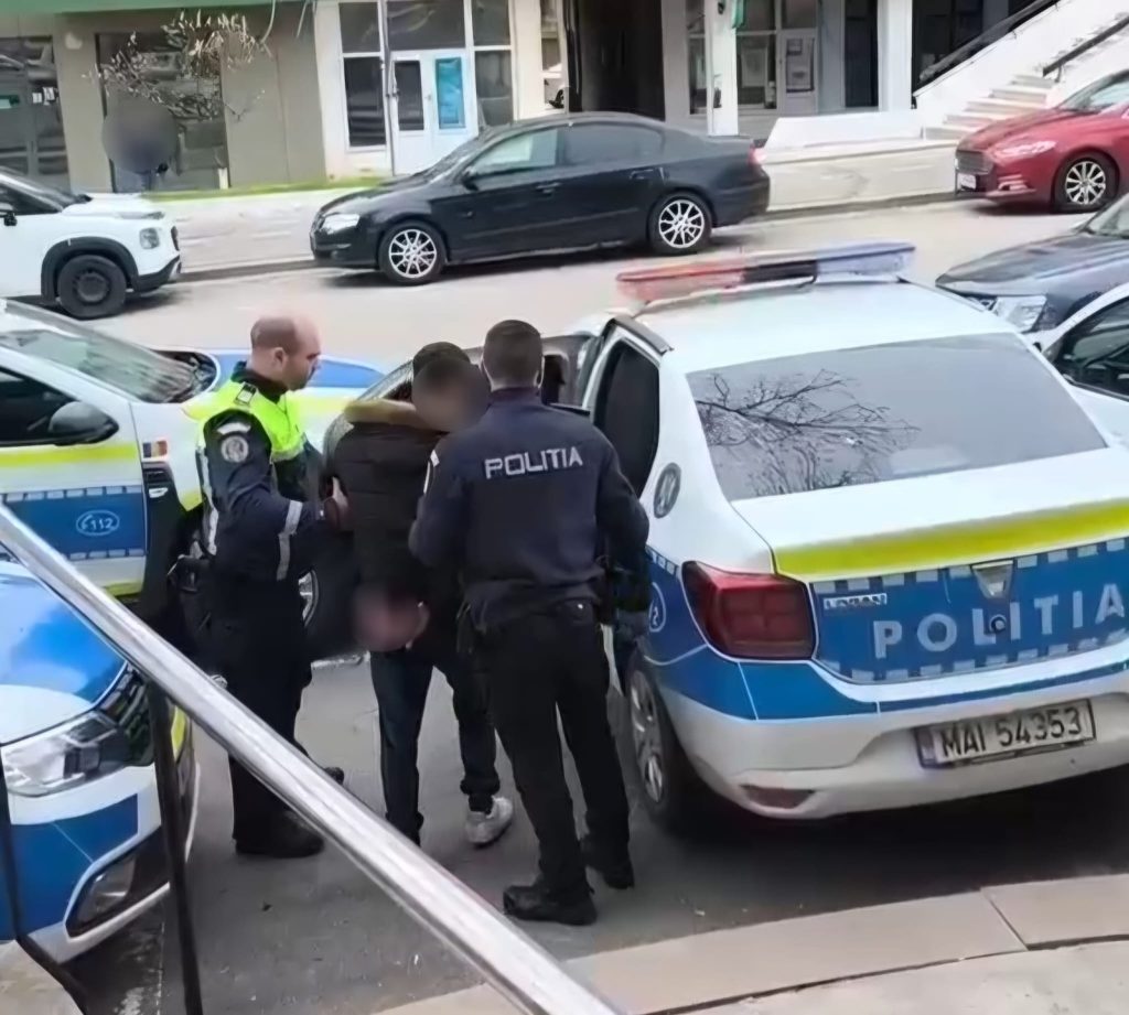 Un tanar a atacat un politist dupa ce acesta i a solicitat sa diminueze volumul muzicii