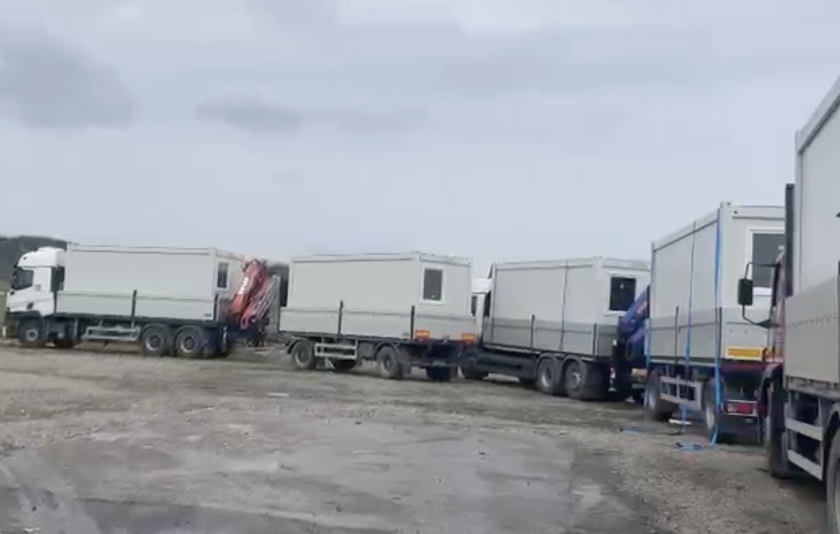 VIDEO Asistenta este pe drum spre Turda Primele containere au ajuns dupa incendiul care a lasat 65 de oameni fara adapost Alte locuinte modulare vor sosi in curand