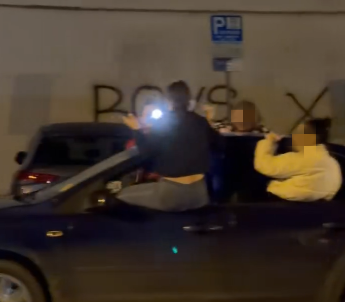 VIDEO Distractie periculoasa dintr o parcare din Cluj Patru adolescente danseaza si se filmeaza iesind complet pe geamurile unui masini aflate in miscare