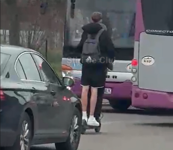 VIDEO Doi tineri isi risca viata pe o trotineta electrica in Cluj pe Taietura Turcului intr o ora de vrf Oricand ar fi putut avea loc o tragedie