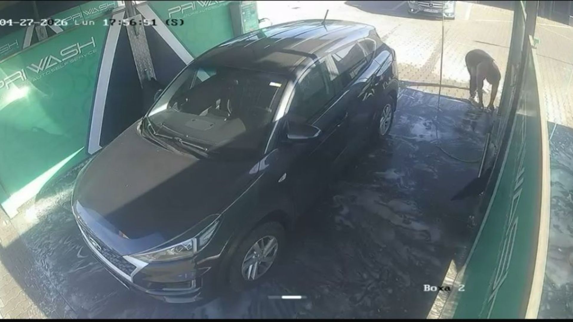 VIDEO Incredibil ce pot face unii Un clujean a furat jucariile unui copil lasate langa masina doar cateva secunde Tatal Gunoiule da mi inapoi masinutele