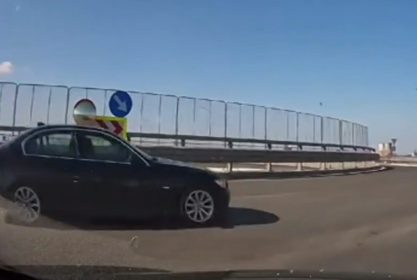VIDEO Spirite incinse si discutii intense dupa un incident in sensul giratoriu I a taiat calea Cine are dreptate Un politist ofera clarificari