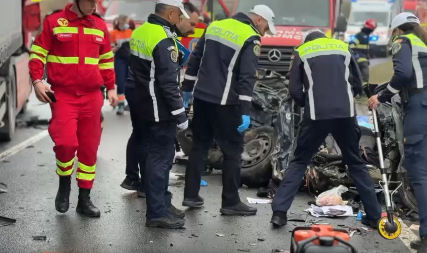 VIDEO Traficul pe E81 a fost reluat in ambele sensuri dupa accidentul tragic de la Sanpaul Cluj in care si au pierdut vita 5 persoane inclusiv doi adolescenti