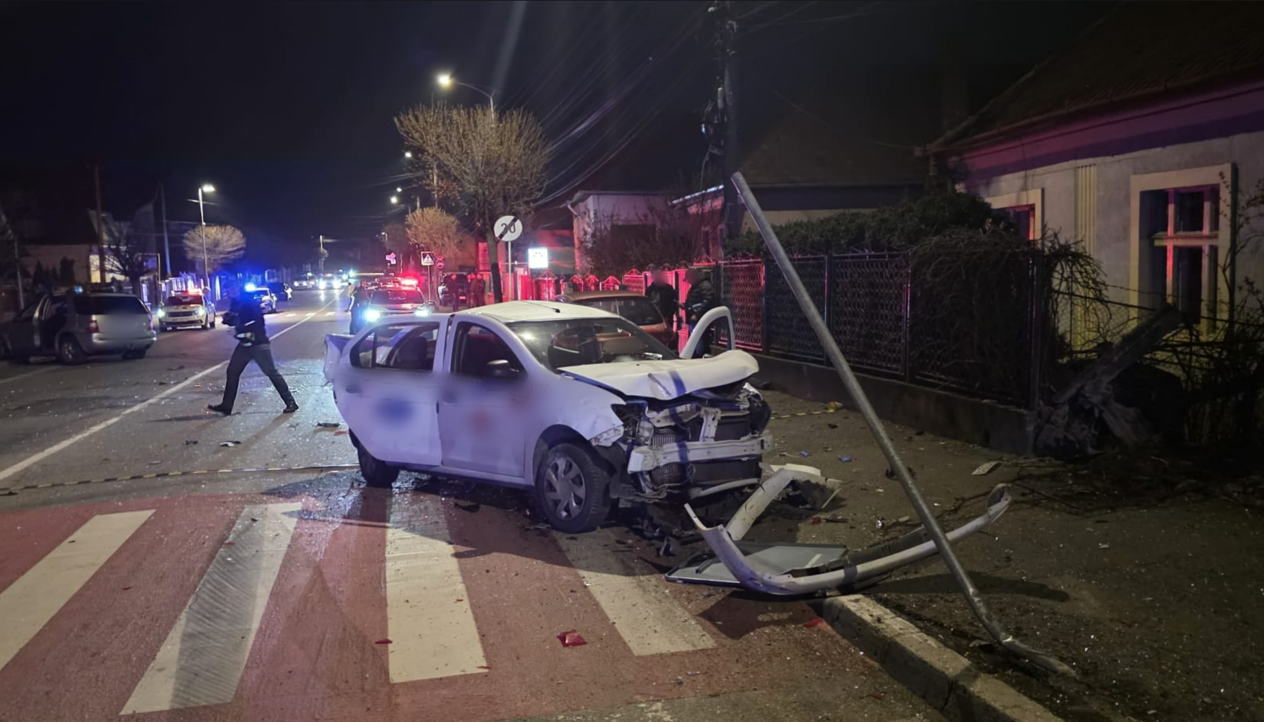 VIDEO Un sofer complet baut la volanul unui Mercedes a cauzat un accident in aceasta noapte pe strada Maramuresului din Cluj A intrat cu masina intr un taxi apoi a daramat un gard Doua persoane ranite