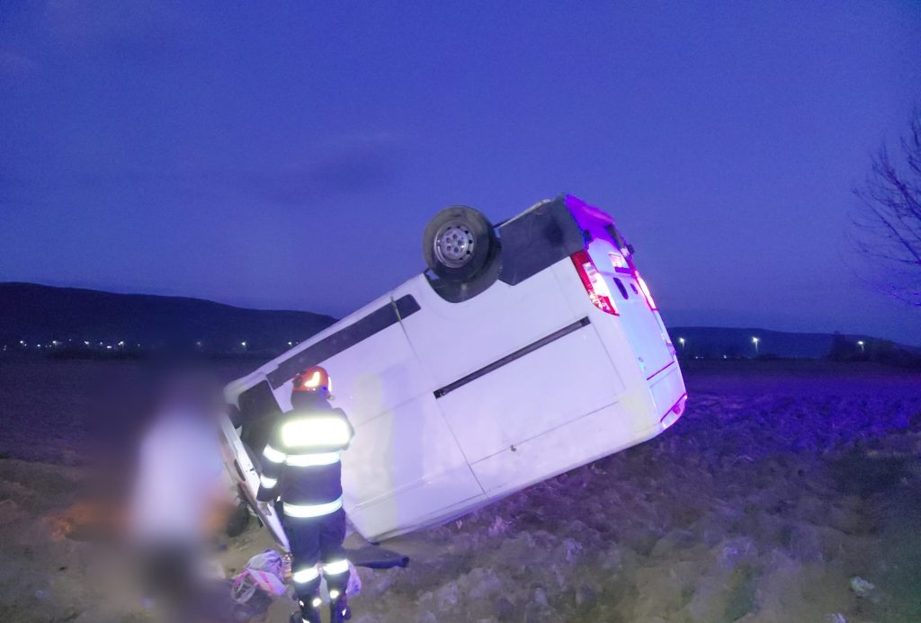 accident serios in cluj in noaptea de inviere o autoutilitaria s a rasturnat pe un drum din judet doua persoane au fost transportate de paramedici