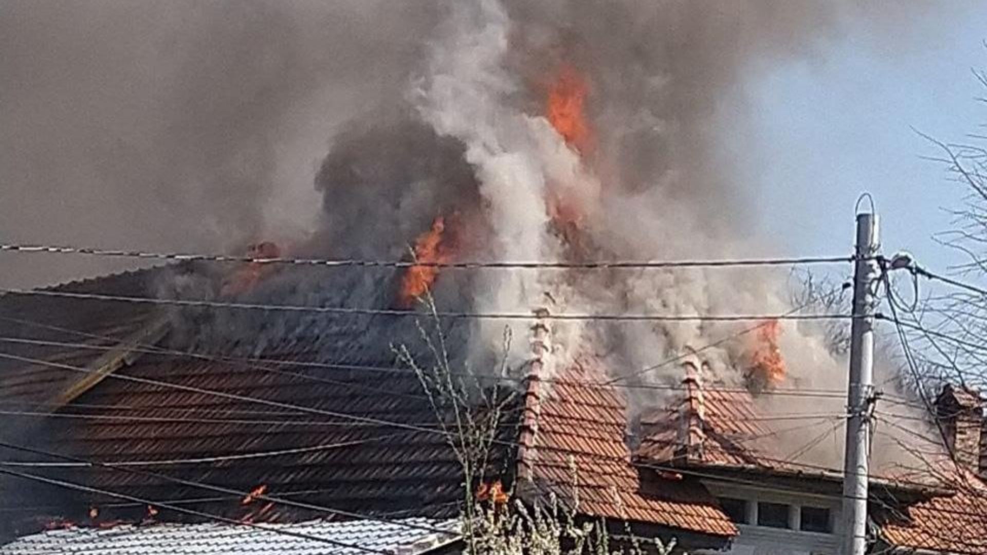 incendiu de mari proportii intr o localitate din cluj pompierii intervin de urgenta flacarile au cuprins intreaga locuinta