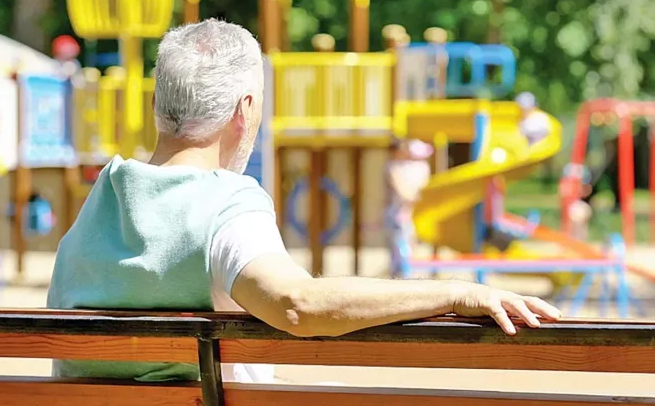 persoana suprinsa in ipostaze indecente langa un parc din cluj napoca clujenii cer ajutorul autoritatiilor l am vazut de mai multe ori