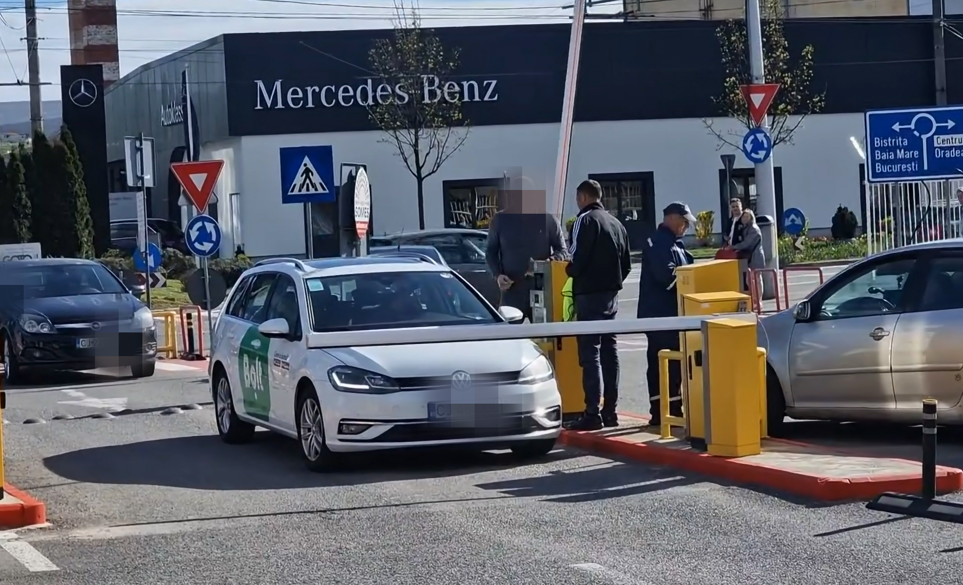 video scanal imens la bariera pe aeroportul cluj un sofer a turbat si a sarit la geamul unei masini bolt mama a murit acum un an