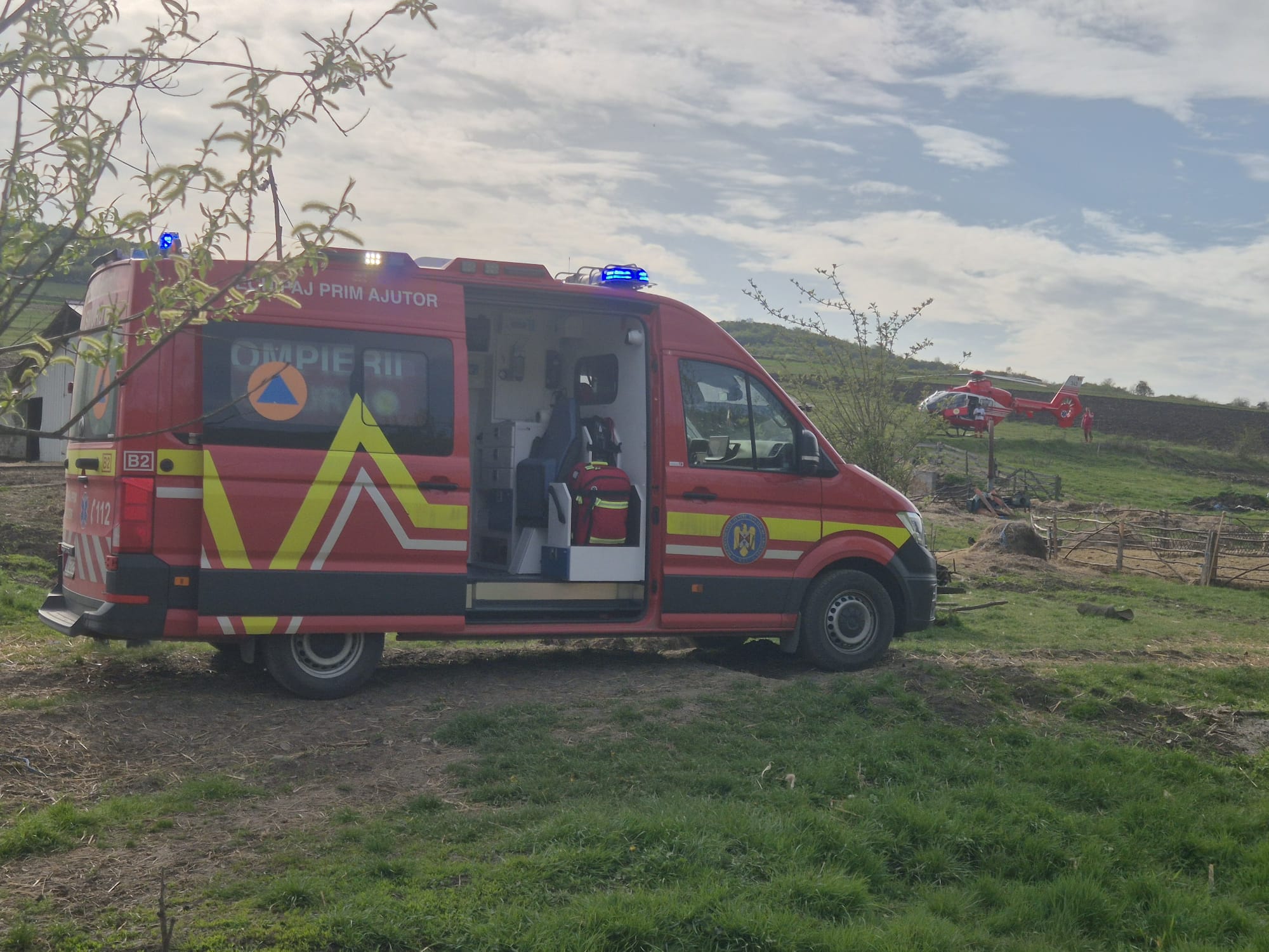 video un tanar de 20 de ani din cluj grav ranit de un utilaj agricol al unui tractor elicopterul smurd a intervenit la fata locului