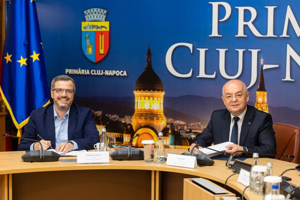 A fost semnata contractul pentru parc solar in Cluj Napoca 6 900 de panouri fotovoltaice si economii de milioane de lei anual la bugetul orasului