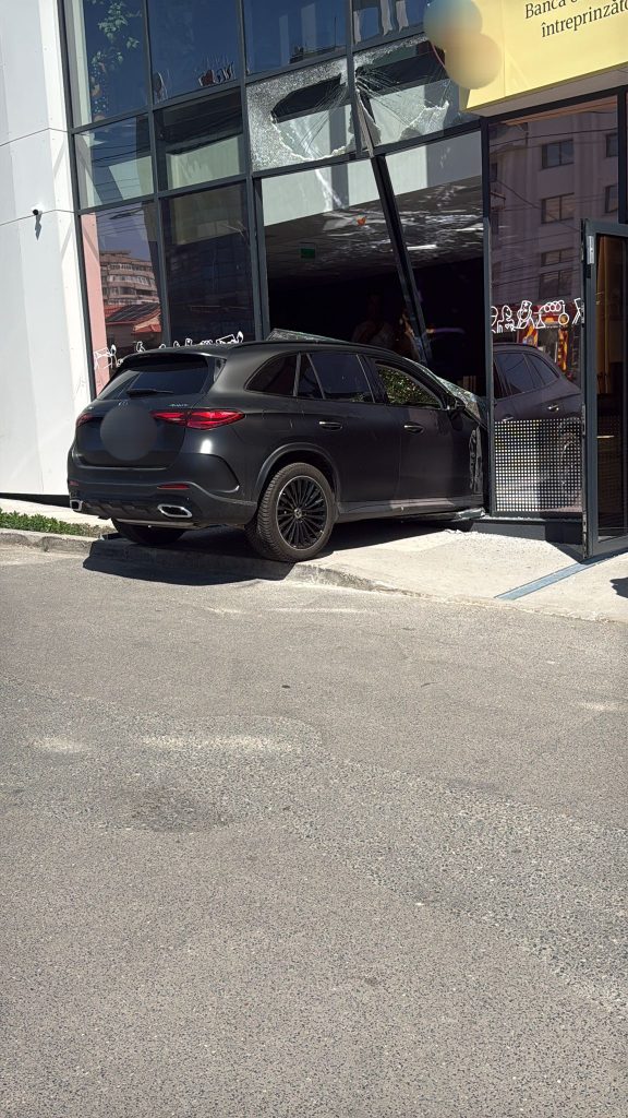 A intrat cu mașina într-un bancomat pe o stradă din Galați. O femeie a fost rănită. 2 A intrat cu masina intr un bancomat pe o strada din Galati O femeie a fost ranita