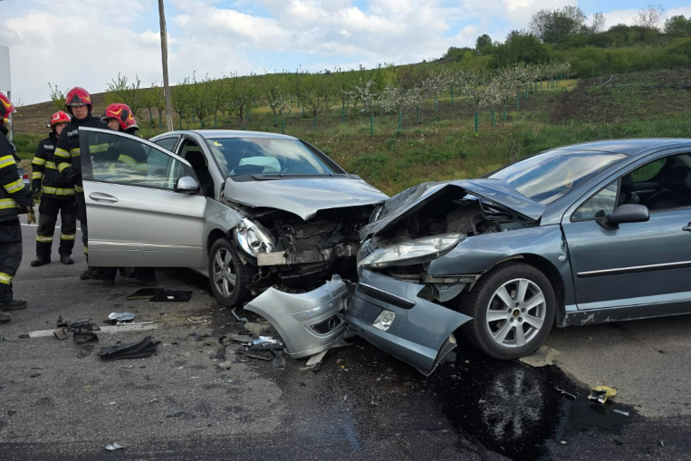 Accident in Cluj Doi tineri raniti intr un incident ce a avut loc in aceasta seara Au fost dusi de urgenta la spital