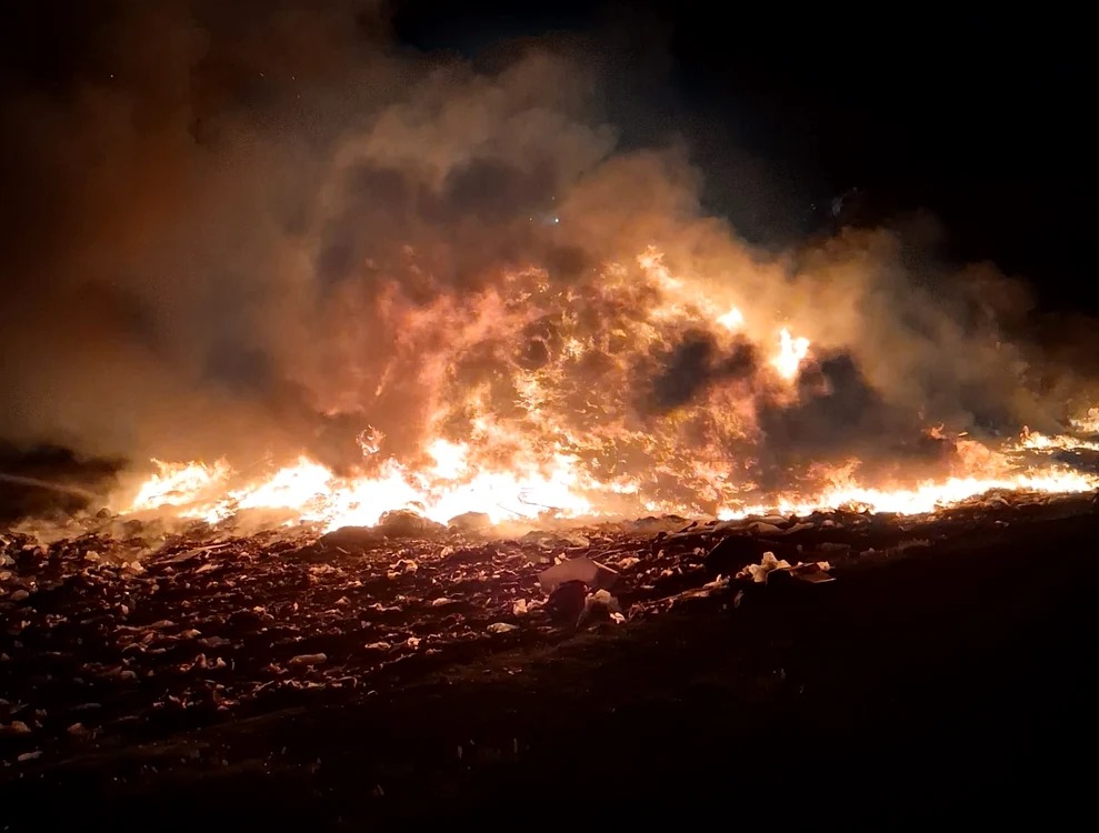 Alert in Oradea din cauza fumului provocat de incendiul de la gropa de gunoi