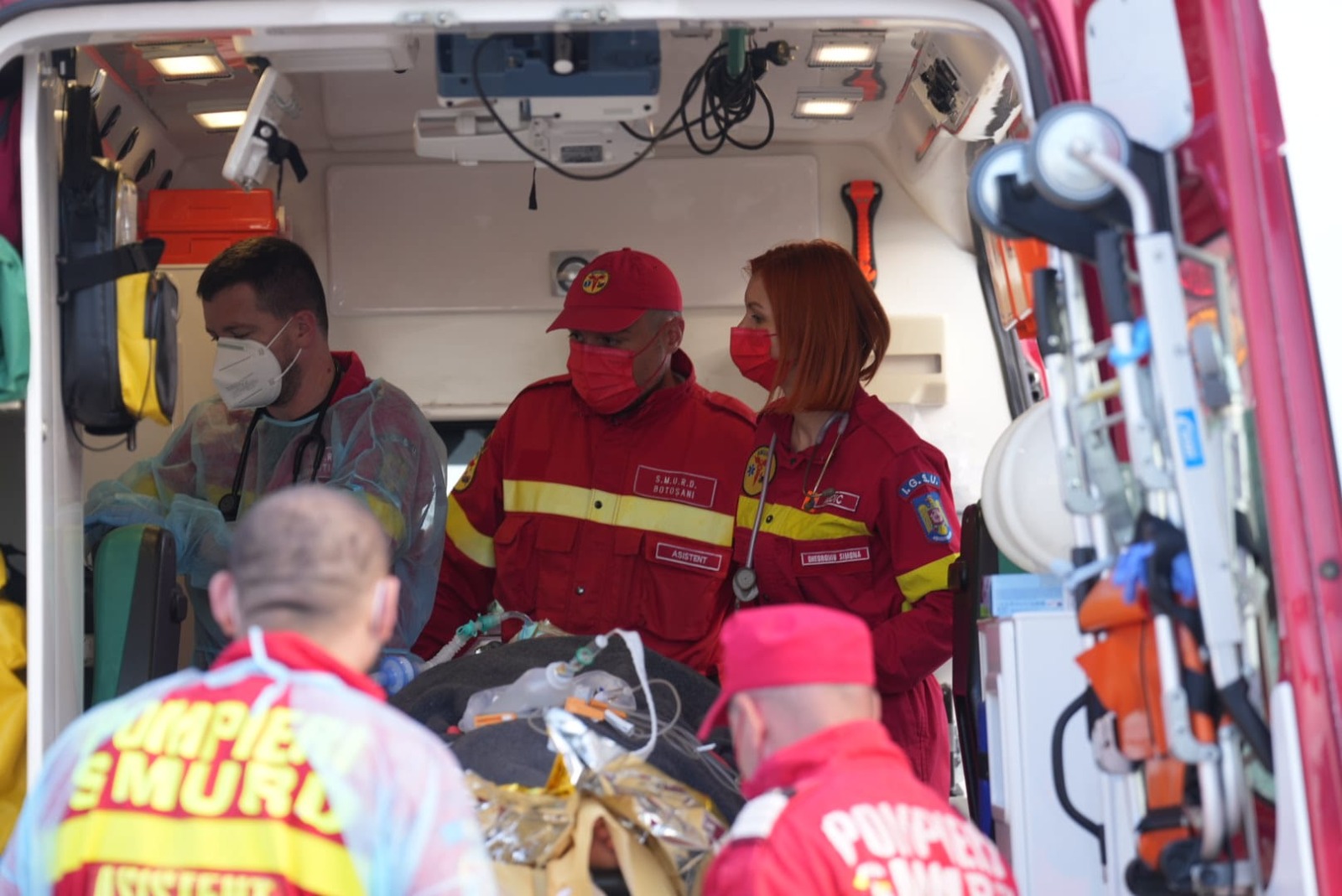 Ambii militari raniti in urma exploziei de la Botosani au suferit arsuri la caiile respiratorii si vor fi tratati in Belgia
