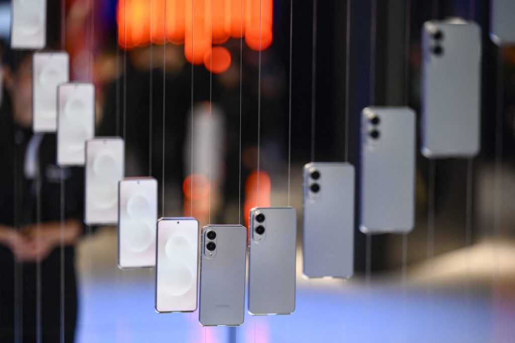 Anxietatea digitala a romanilor verificam bateria telefonului de zeci de ori pe zi si ne panicam cand ajunge la 30