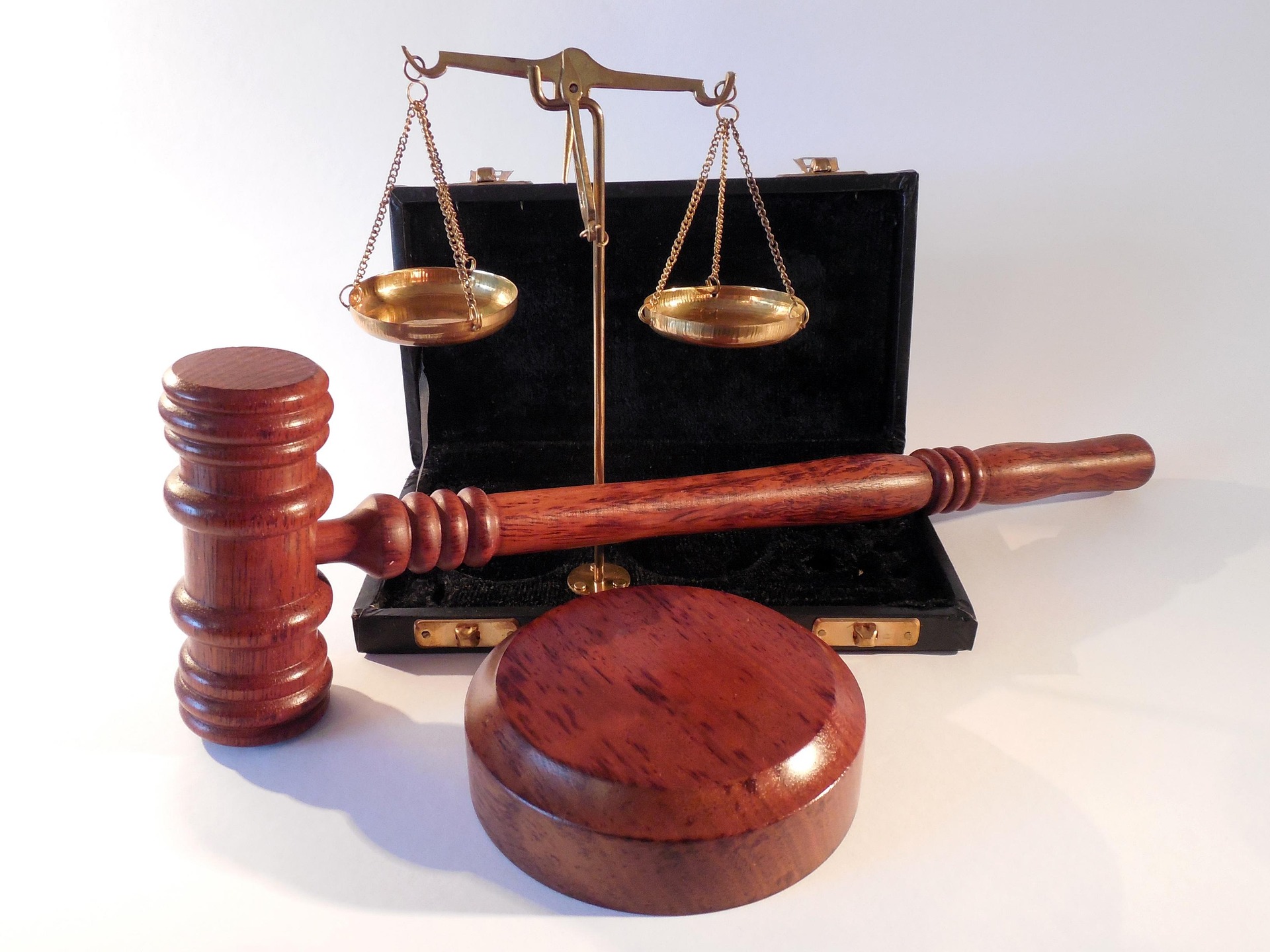 Avocat din Baroul Bucuresti trimis in judecata dupa ce a intrat fara drept in sediul ANAF
