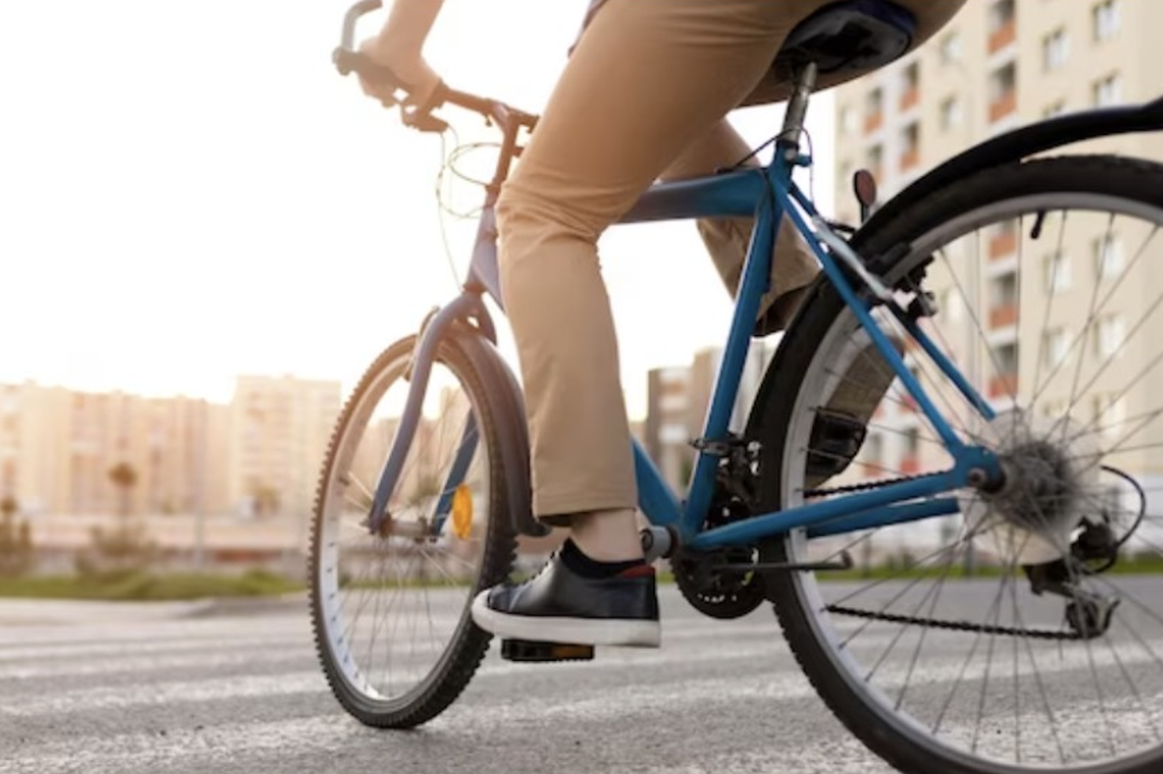 Biciclist din Cluj aproape de un accident pe o strada din Cluj Napoca O soferita nu i a lasat nicio distant in trafic